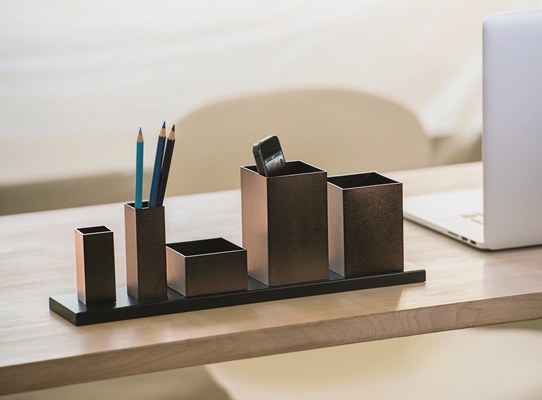 Theo Desk Butler Michael Hsiao Philippi Germany office THUMBNAIL